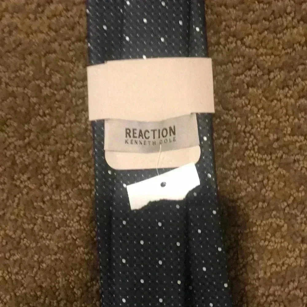 Kenneth Cole Reaction nwt neck